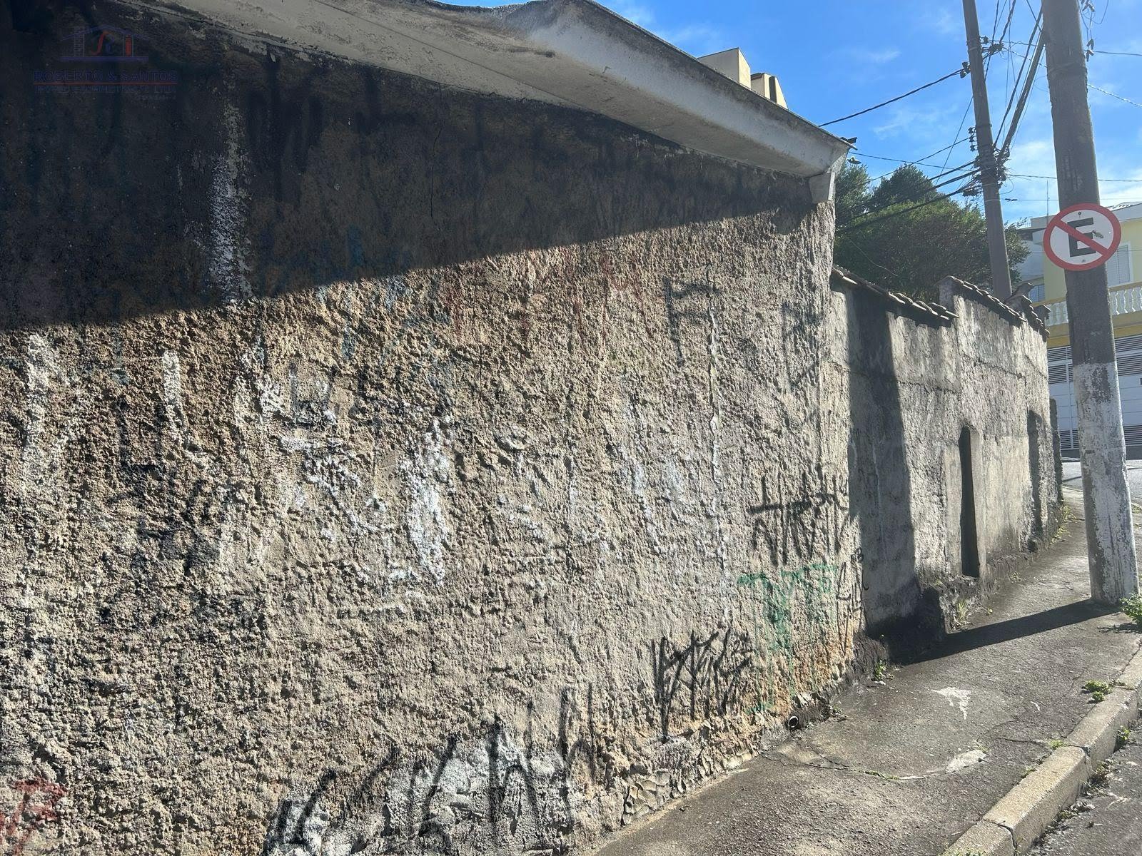 Esquina de rua com bom movimento