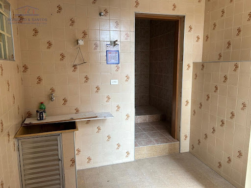 Área externa e escadas para os dormitórios