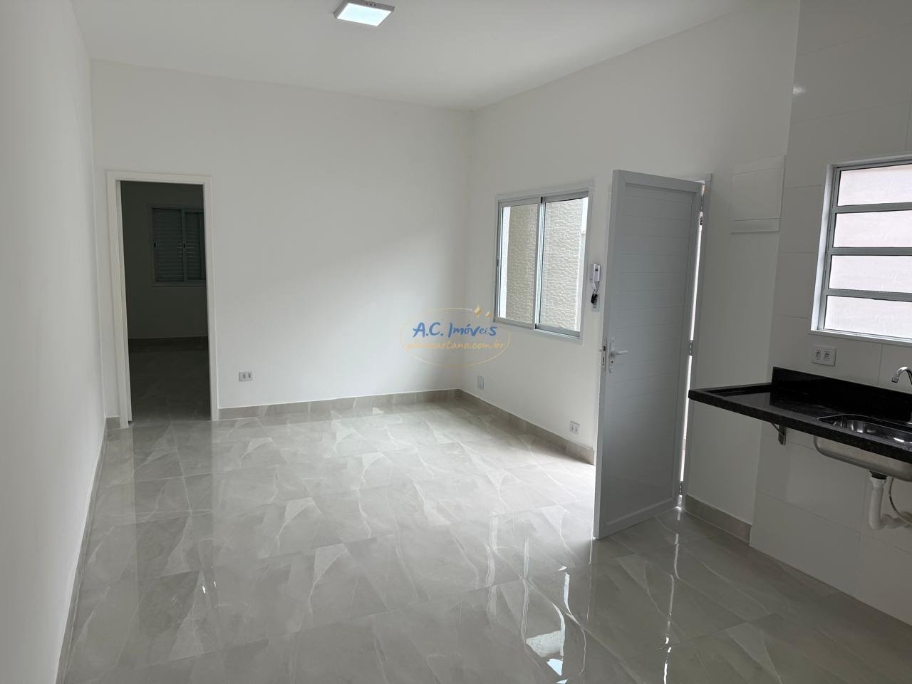 Casa à venda com 2 quartos, 2 banheiros, 1 vaga e 70m² no Maracanã, Praia Grande — foto principal