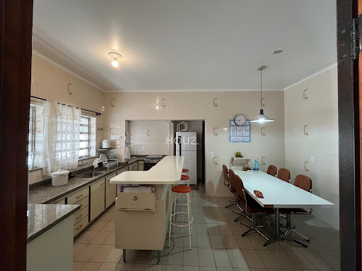 Cozinha espaçosa com copa