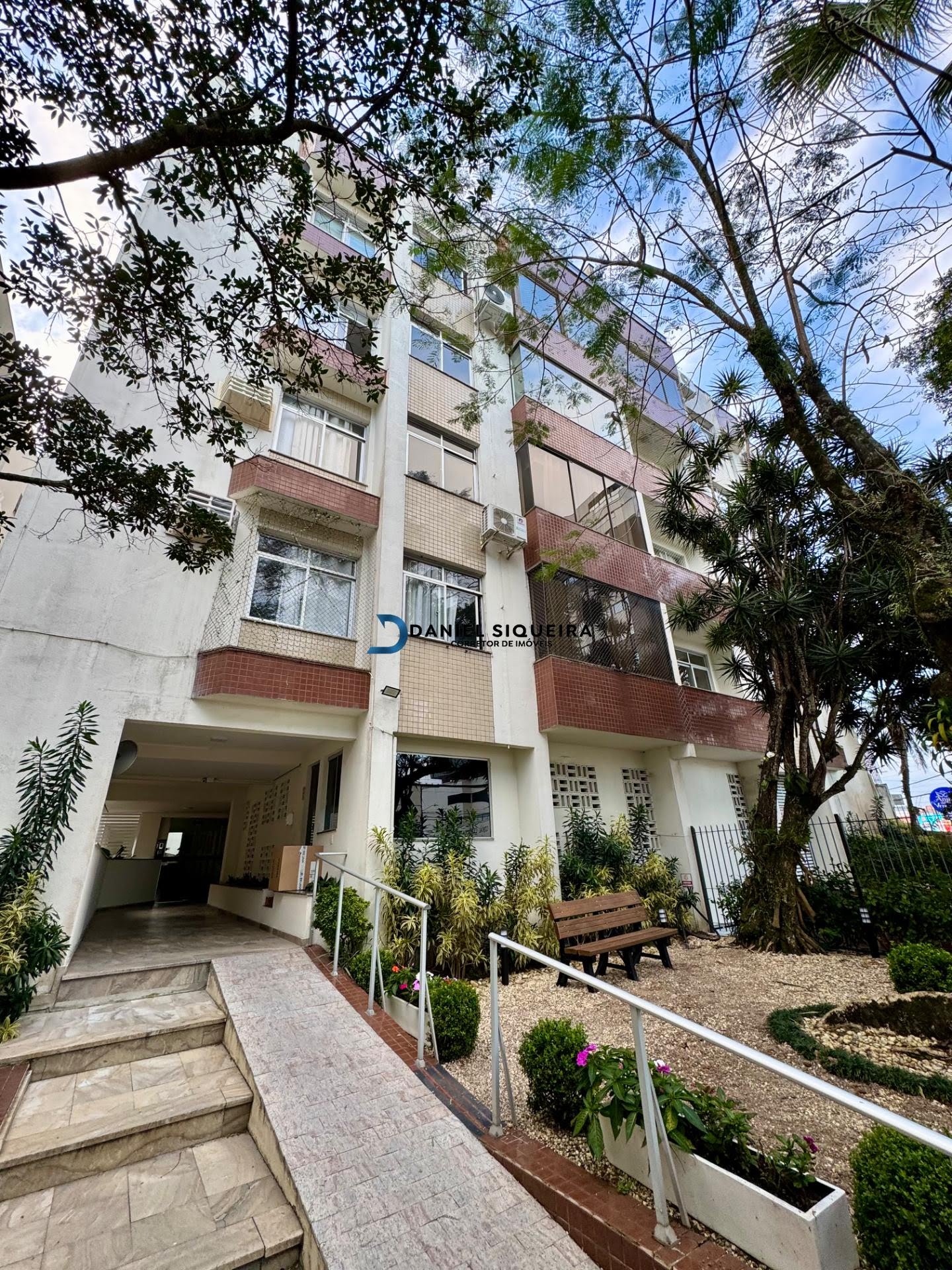 Apartamento em Coqueiros  -  Florianópolis