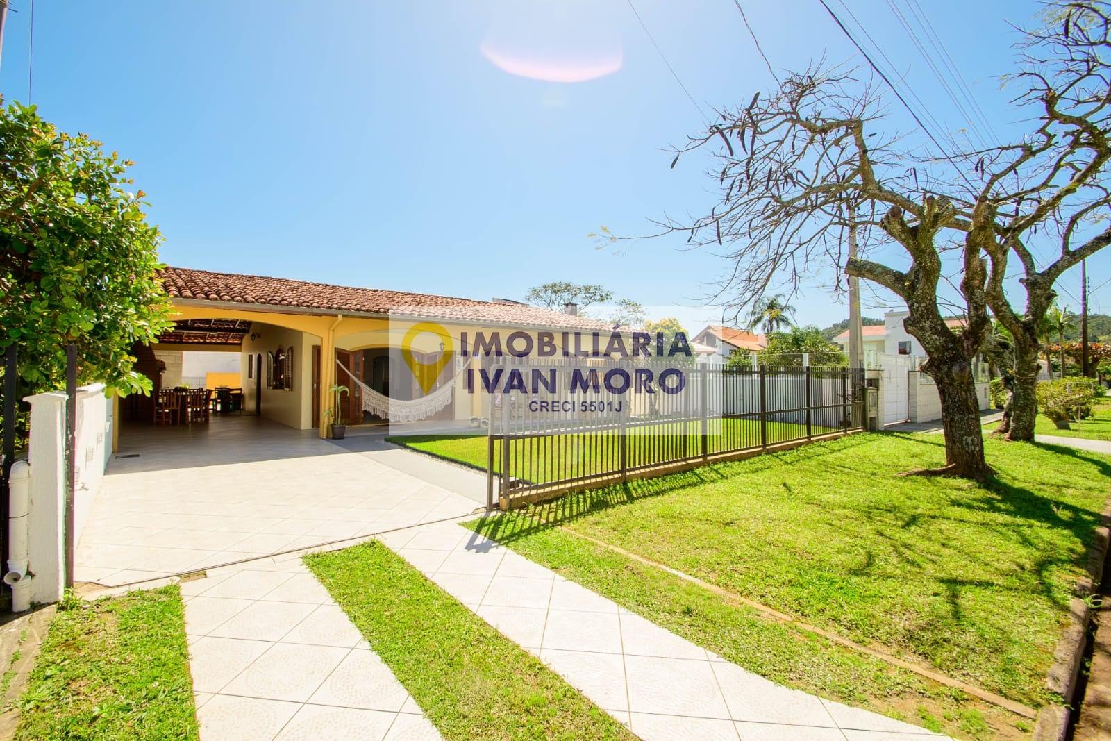 Casa para alugar com 4 quartos, 2 banheiros e 3 vagas no Daniela, Florianópolis — foto principal