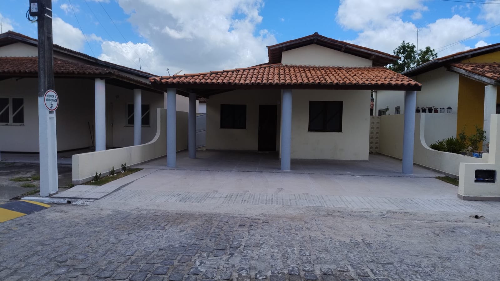 Casa à venda com 3 quartos, 2 banheiros e 2 vagas no Mangabeira, Feira de Santana (BA) — foto 2 de 7