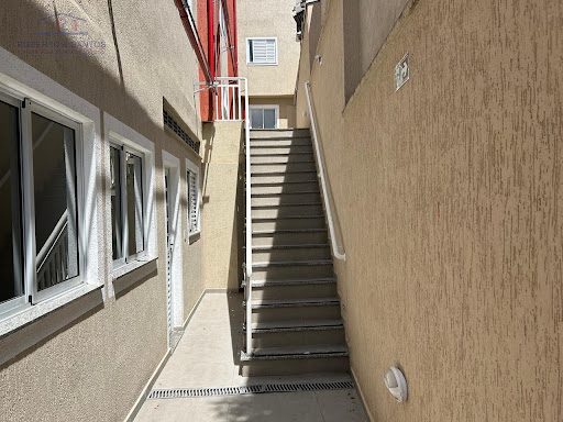 Escadas de acesso ao andar
