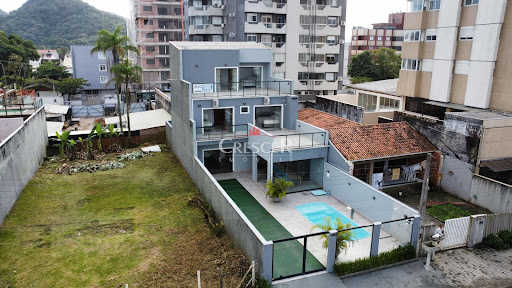 Sobrado triplex à venda em Caiobá  -  Matinhos