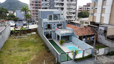 Sobrado triplex à venda em Caiobá  -  Matinhos