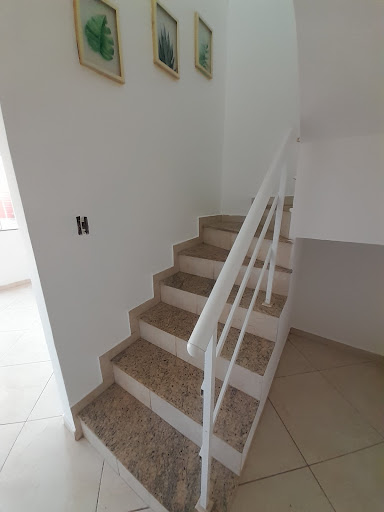 Encante-se com esta excelente casa à venda no Village Rio das Ostras, em Rio das Ostras, perfeita para quem busca conforto, praticidade e um ótimo custo-benefício. Com 87m² de área útil, o imóvel ofer