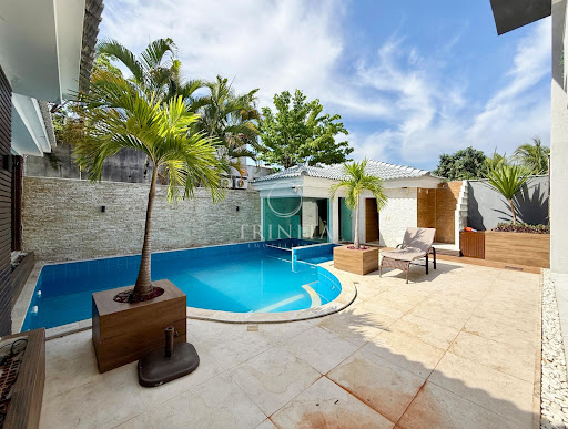 Piscina da casa à venda no condomínio Quintas do Rio