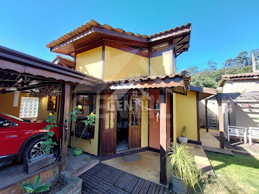 Casa com Área Gourmet e 6 Vagas no Centro de Cajamar