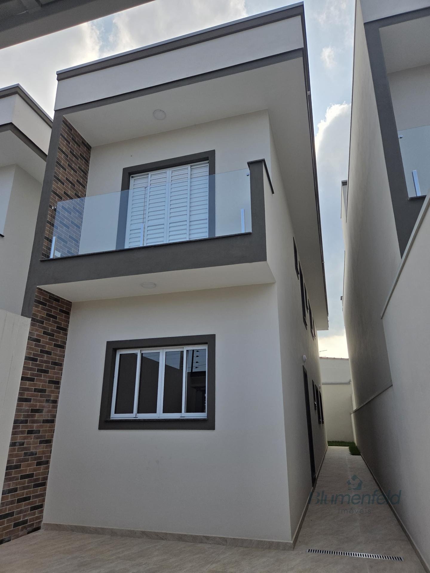 Casa à venda com 3 quartos, 4 banheiros, 2 vagas e 114m² no Center Ville, Arujá — foto principal