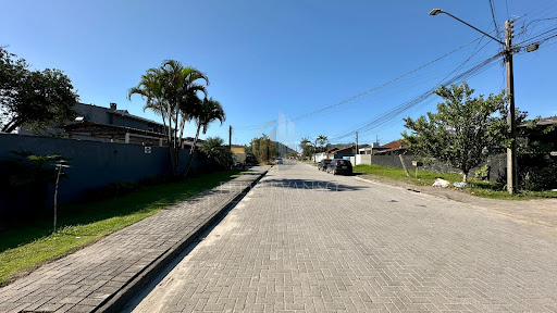 Sobrado em Cohapar, Guaratuba, com 160m², 5 dormitórios, 1 suíte e 2 banheiros. À venda por R$ 890 mil.