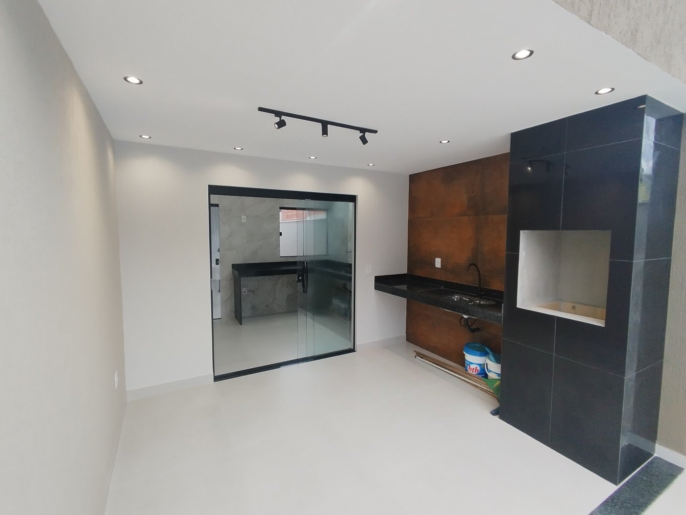 Casa à venda com 3 quartos, 1 suíte, 2 vagas e 180m² no Ouro Verde, Rio das Ostras (RJ) — foto 3 de 8