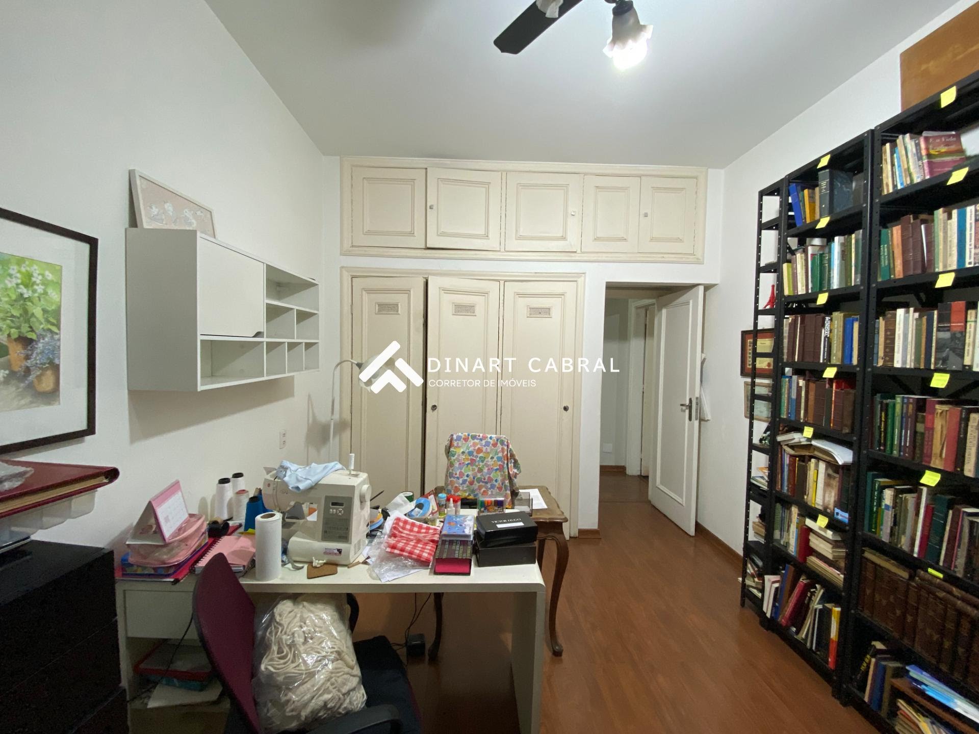 1º QUARTO, LOGO NO COMEÇO DO CORREDOR QUANDO SAI DA SALA.