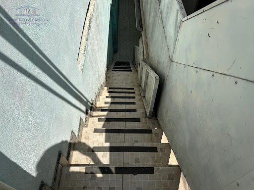 Escadas de acesso a casa 3