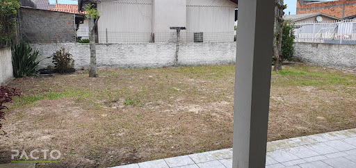Casa em Balneário Arroio do Silva SC, Casa construída em uma esquina, toda em lage, com 03 dormitórios sendo uma suíte, Garagem para 03 veículos, churrasqueira, 02 banheiros, sala, sala de janta, cozi