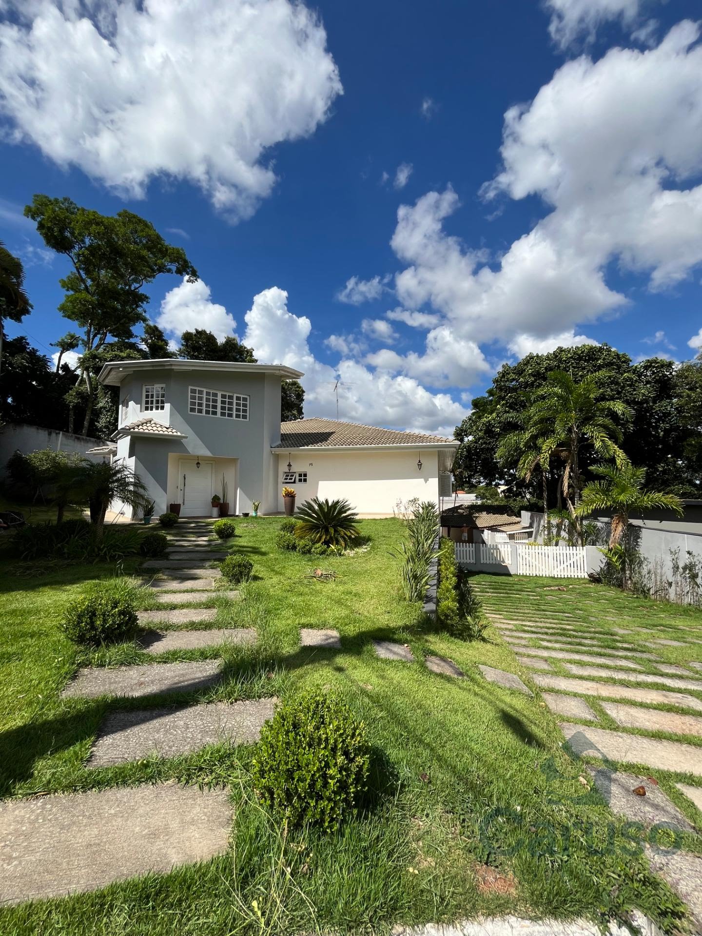 Casa à venda com 5 quartos, 2 banheiros, 5 vagas e 405m² no Condomínio Country Club, Arujá — foto principal