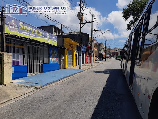 rua de comercios e movimento
