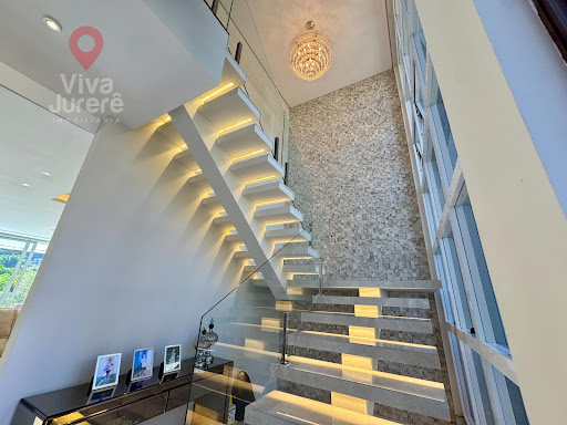 Casa com 5 suítes com vista definitiva para o verde 