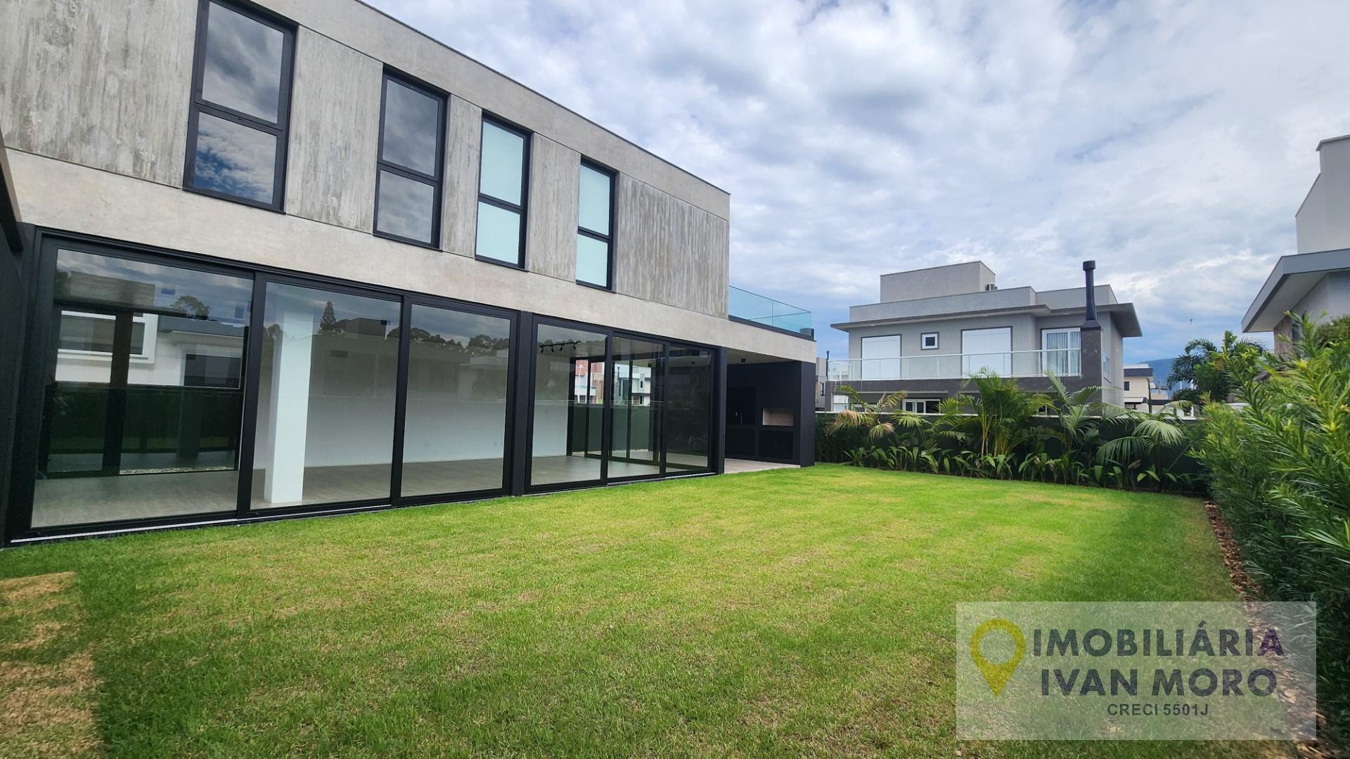 Casa à venda com 4 quartos, 5 banheiros, 5 vagas e 265m² no São João do Rio Vermelho, Florianópolis — foto principal