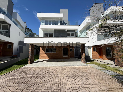 Casa de Condomínio em Pedra Redonda, Porto Alegre | 300m²