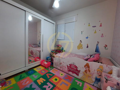 Dormitório c/ piso laminado e papel de parede