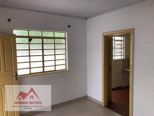 Casa térrea independente para alugar com 2 quartos e 2 vagas por R$1.800,00