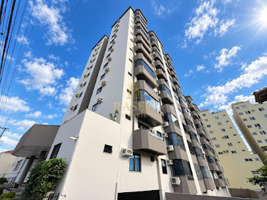 Apartamento semimobiliado para locação com 3 quartos sendo 1 suíte no Centro de Brusque/SC