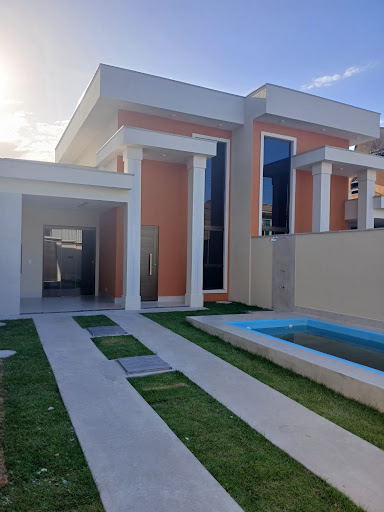 Encante-se com esta excelente casa à venda em Jardim Atlântico, Rio das Ostras, perfeita para quem busca conforto, praticidade e uma localização privilegiada. O imóvel conta com 3 dormitórios, sendo 1