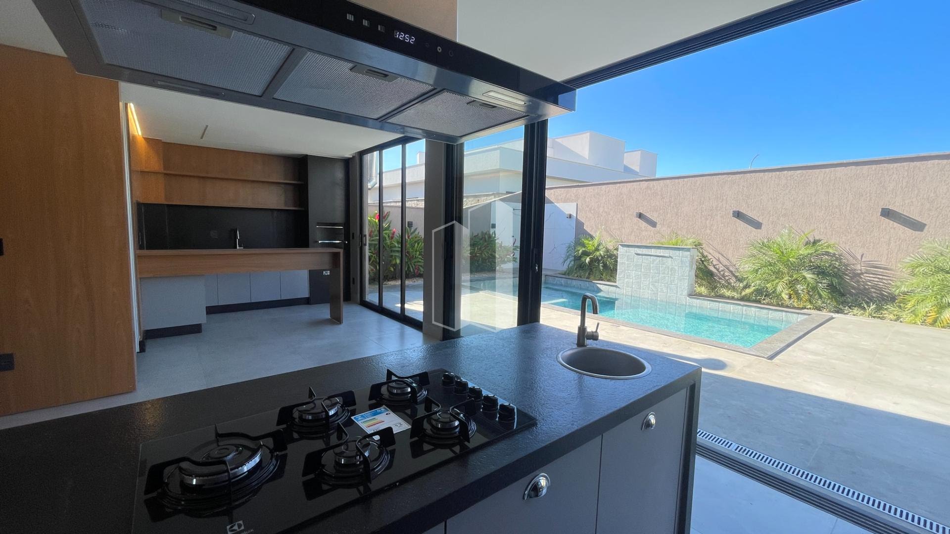 Casa à venda com 4 quartos, 4 suítes, 4 vagas e 283m² no Jardins França, Goiânia (GO) — foto 2 de 28
