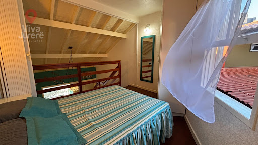 Apartamento duplex mobiliado com 45 m², localizado no coração de Jurerê. Possui um dormitório com armários, cama, cofre e ar-condicionado, sala aconchegante com sofá, TV e mesa de jantar, cozinha equi