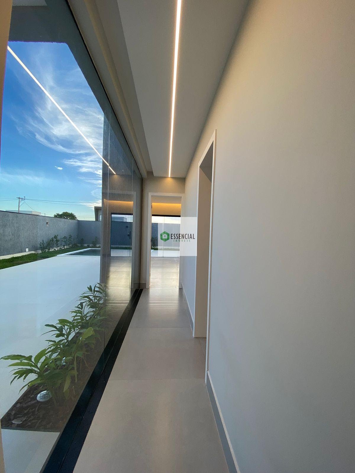 Corredor com parede em blindex vista externa