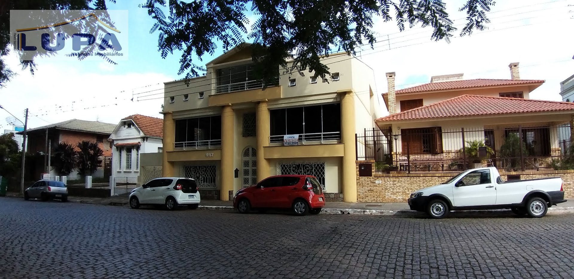 Vista do prédio, no centro.