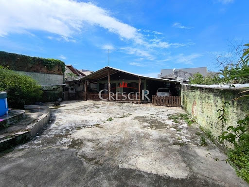 Casa com amplo terreno a venda no Sertãozinho