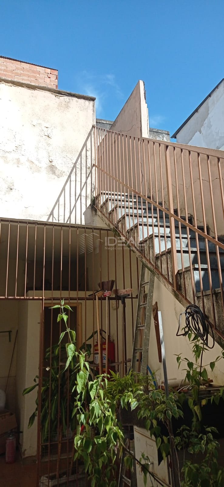 Aluga-se loja ampla com sensacional apartamento nos altos no centro de campos. cod 16130