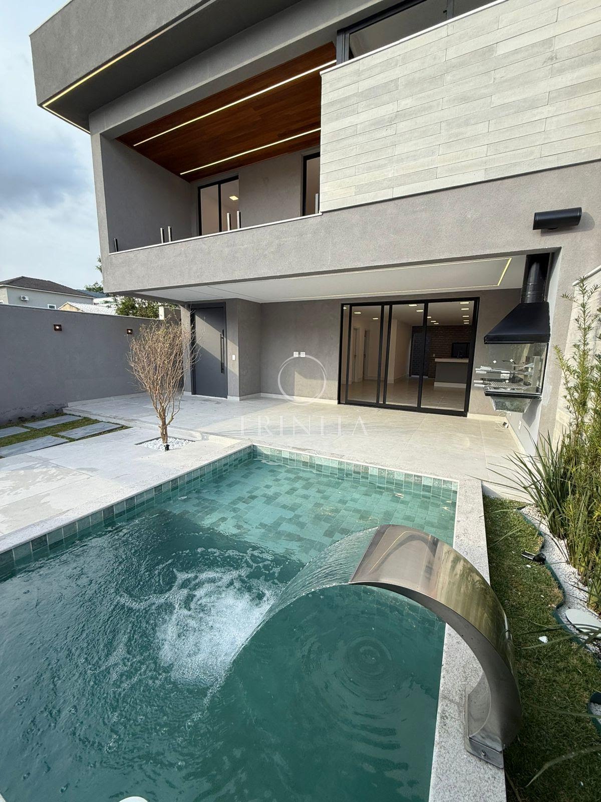 Piscina com cascata