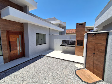 Encante-se com esta excelente oportunidade em Jardim Campomar, Rio das Ostras! Um imóvel pensado para quem busca conforto, praticidade e uma localização estratégica, perfeito para viver com qualidade 