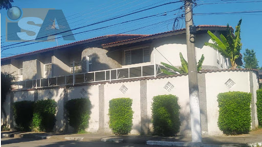 Sobrado com 2 quartos, sendo 1 suíte; área gourmet com piscina; e 9 vagas em Suzano/SP.