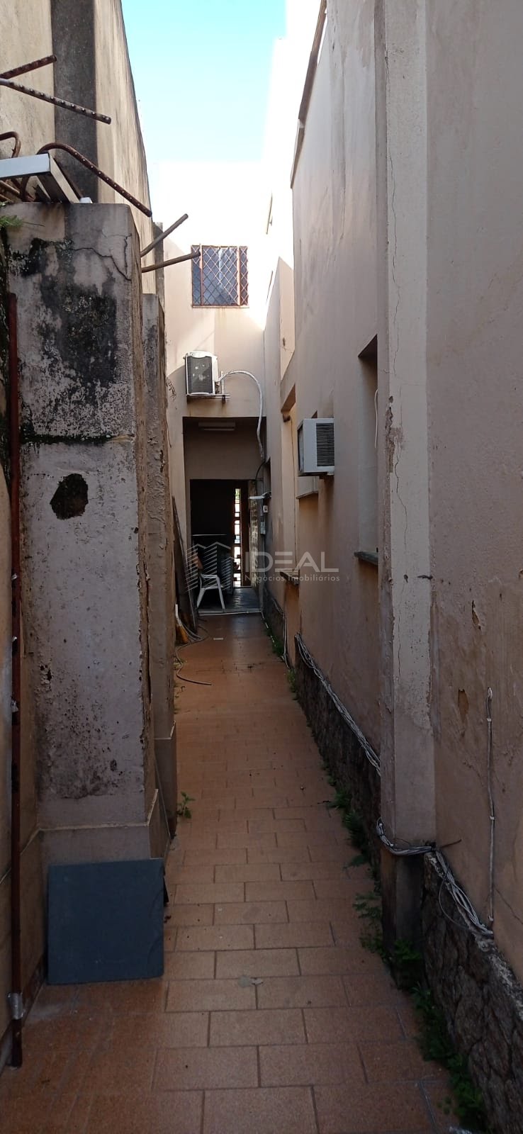 Aluga-se loja ampla com sensacional apartamento nos altos no centro de campos. cod 16130