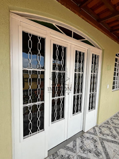 Casa Ampla e Completa com 4 Quartos, 2 Salas e 2 Vagas