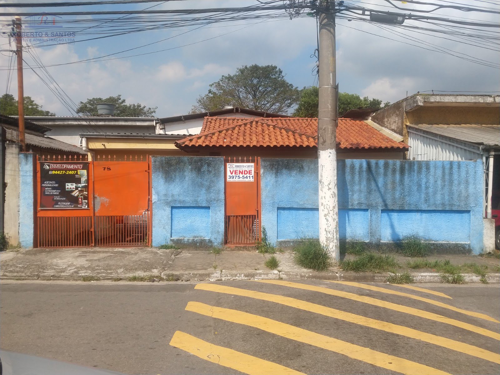 Frente da casa na rua principal