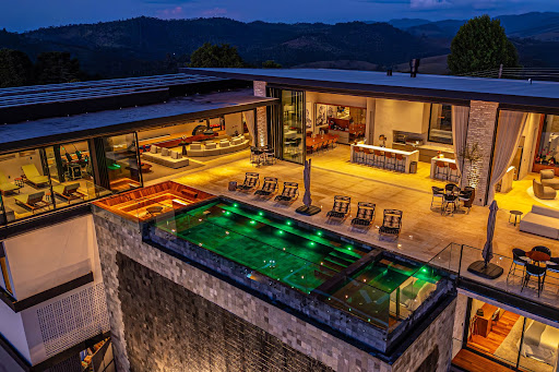 Casa Espetacular com 11 suítes, Heliponto e Lazer em Campos 