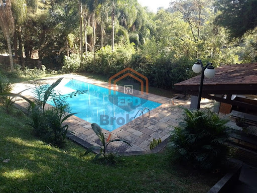 Piscina e área gourmet com churrasqueira 