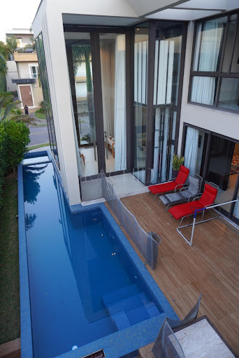 Área de lazer com piscina