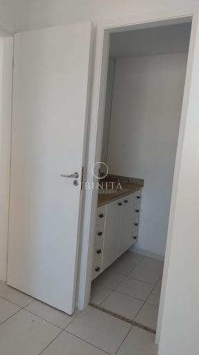 banheiro da suite (box, espelho, armário)