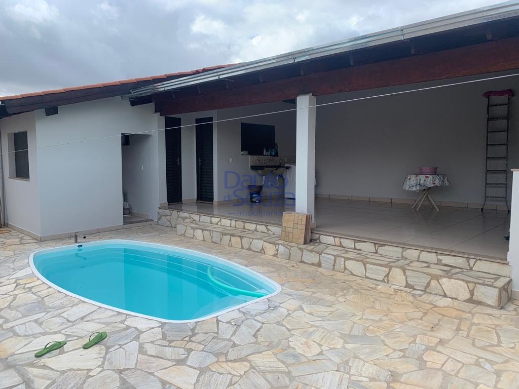Casa à venda com 3 quartos, 1 banheiro, 4 vagas e 410m² no Camuá, Araxá — foto principal