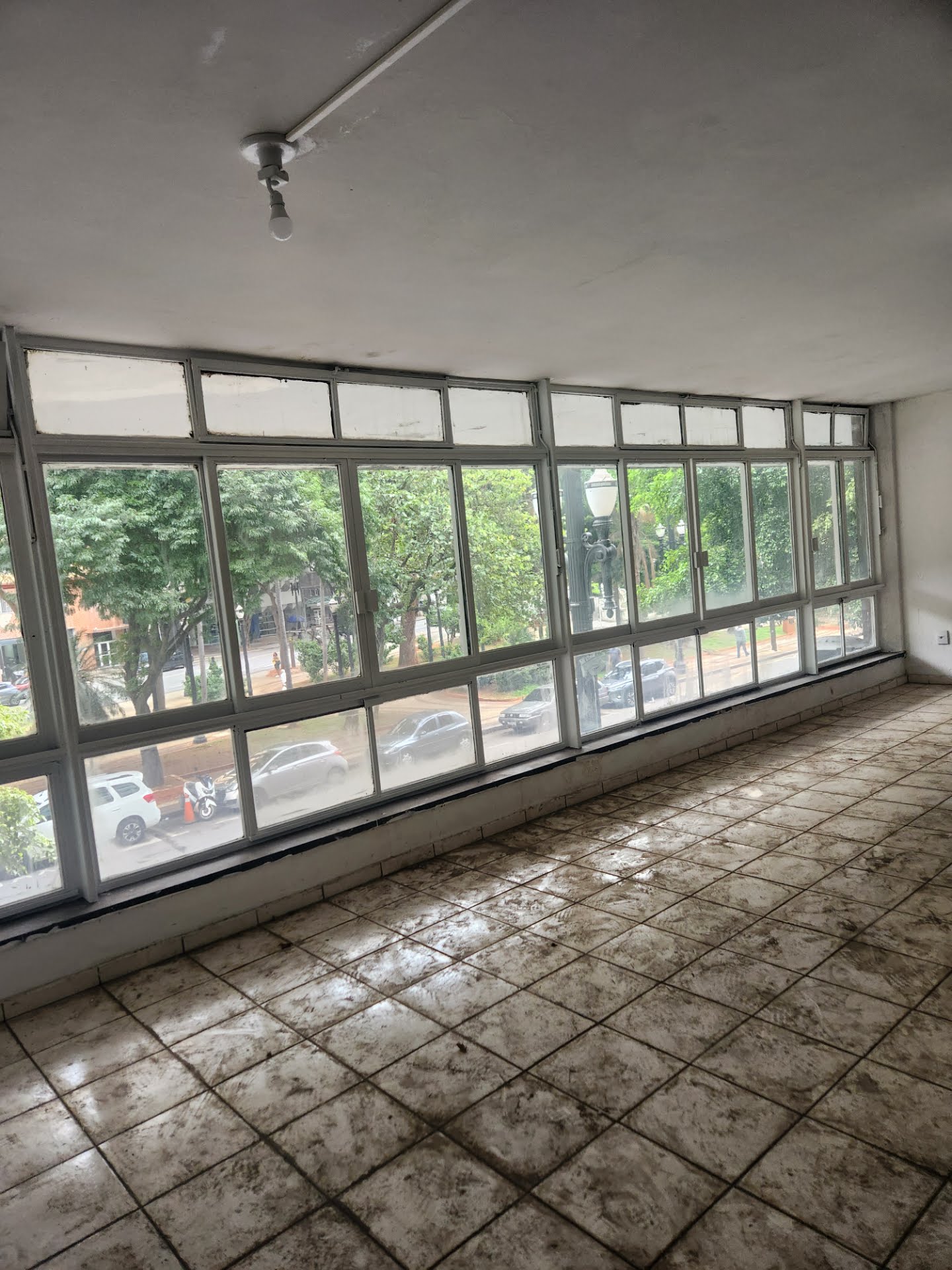 Visão frontal das janelas do mezanino