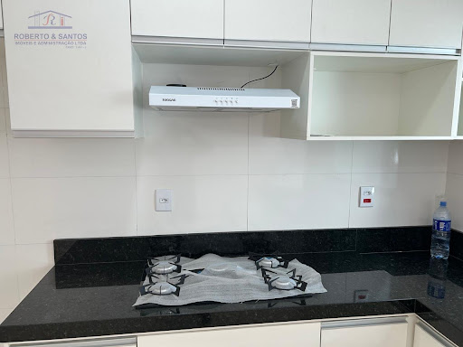 Detalhe da cozinha, fogão e coifa