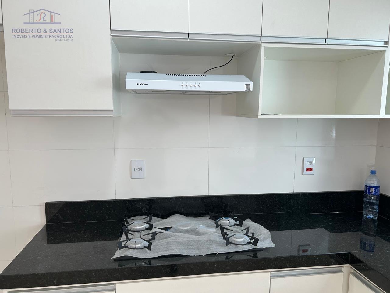 Detalhe da cozinha, fogão e coifa