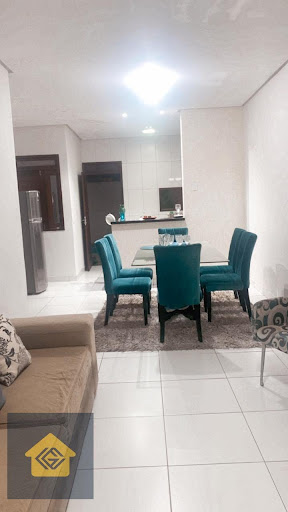 Sala de jantar com mesa e 6 cadeiras 
