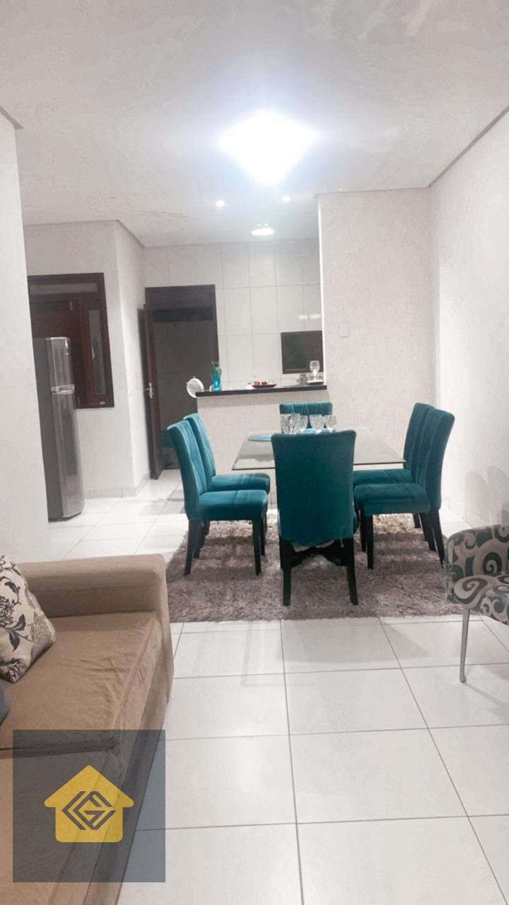 Sala de jantar com mesa e 6 cadeiras 